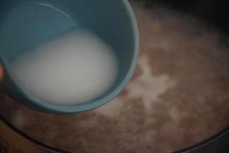 倒入水淀粉，改小火慢煮