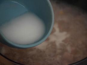 倒入水淀粉，改小火慢煮