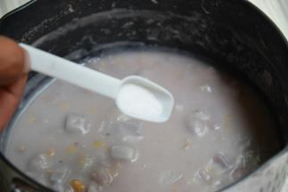 煮至浓稠，关火，加入盐拌匀即可出锅