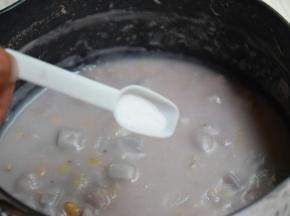 煮至浓稠，关火，加入盐拌匀即可出锅
