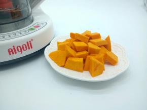 选择长南瓜，长南瓜比较面，香味浓，削皮的南瓜200克