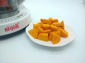 选择长南瓜，长南瓜比较面，香味浓，削皮的南瓜200克