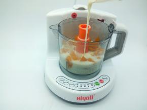 蒸熟的南瓜里，加50克的牛奶，盖上盖子，搅拌键按着，搅拌10秒左右