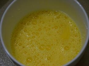 鸡蛋打入碗中，加入料酒和清水搅拌成蛋液