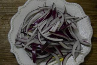 洋葱洗净切成洋葱条