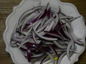 洋葱洗净切成洋葱条
