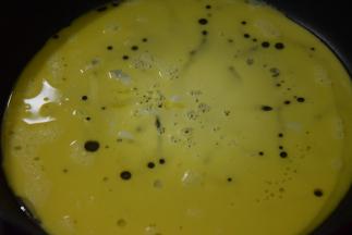 起锅热油，倒入鸡蛋小火煎至凝固