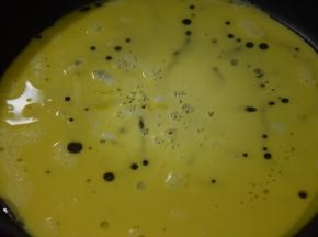 起锅热油，倒入鸡蛋小火煎至凝固