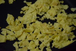 用锅铲将鸡蛋切成小块，盛出备用