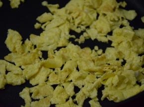 用锅铲将鸡蛋切成小块，盛出备用