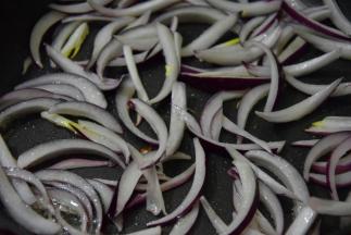 锅中再次倒入油，倒入洋葱条炒至变色