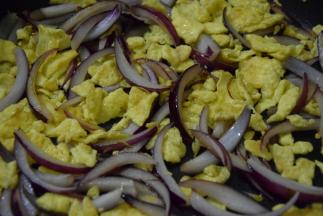 加入鸡蛋块翻炒