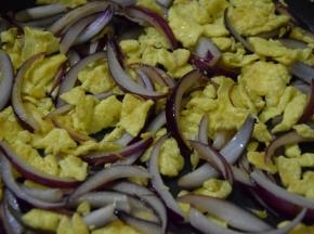 加入鸡蛋块翻炒