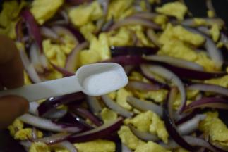 加入盐翻炒均匀即可出锅