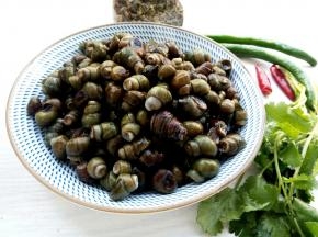 螺蛳准备500克，青辣椒2个，香菜少许，