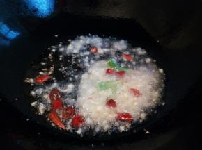 锅里加油，油可以多一点，加生姜末，蒜泥，，花椒，香菜根，干辣椒，郫县豆瓣酱炒香