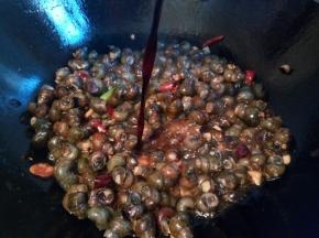 加生抽一勺，翻炒均匀，煮2分钟