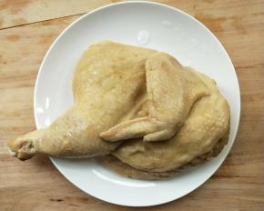 室温自然解冻一会。