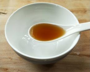 准备一个小碗，放料酒。
