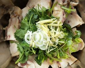 把姜丝，葱丝撒藤椒鸡块上。