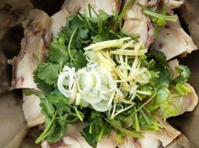 把姜丝，葱丝撒藤椒鸡块上。