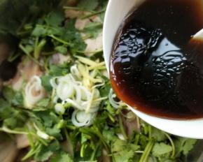 倒入步骤11的调味汁。