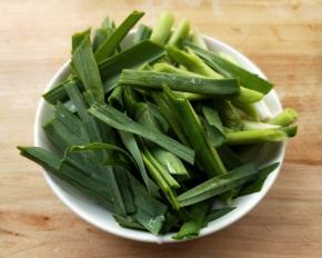 洗净蒜苗切寸断。