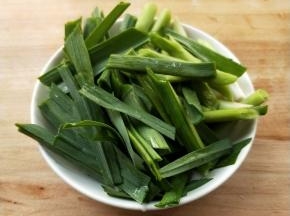 洗净蒜苗切寸断。
