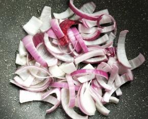 放洋葱丝铺底。