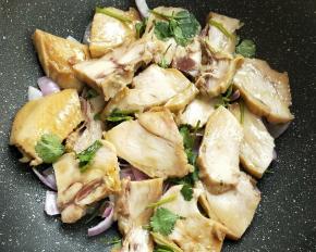 藤椒鸡块逐一放洋葱丝上，腌汁也倒入。