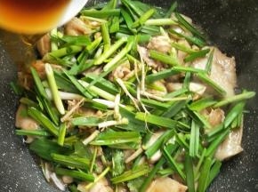开盖，沿锅边迅速烹入花雕酒。
