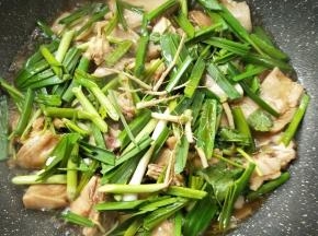 放香菜根。