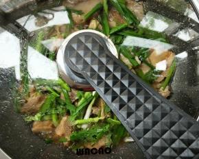 盖上盖，中火焖焗5-6分钟，根据个人口味加适量盐和鸡精调味。