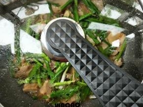盖上盖，中火焖焗5-6分钟，根据个人口味加适量盐和鸡精调味。