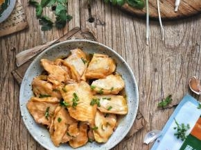 关火，盛盘，撒香菜碎或葱花装饰一下。