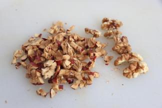 枣、核桃切小粒。