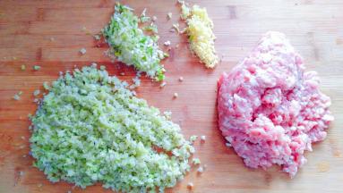 梅花肉剁肉糜，芸豆，葱姜剁碎。