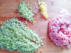梅花肉剁肉糜，芸豆，葱姜剁碎。