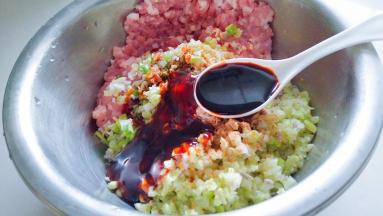 所有的食材混合，放入蚝油，生抽，味精，油，生抽搅拌均匀。