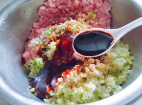 所有的食材混合，放入蚝油，生抽，味精，油，生抽搅拌均匀。