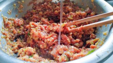 在加入小半碗清水。