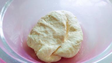 面粉加入适量清水揉成软硬适中的面团，盖上保鲜膜醒发一会。