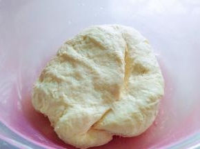 面粉加入适量清水揉成软硬适中的面团，盖上保鲜膜醒发一会。