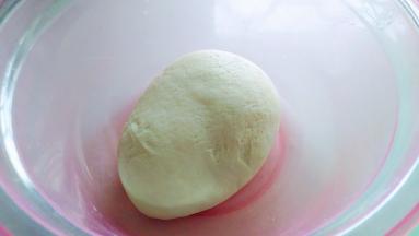 醒发后的面团揉一揉，比较有韧劲。