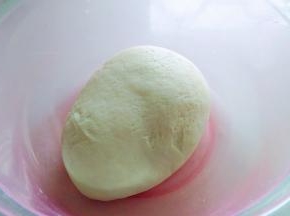 醒发后的面团揉一揉，比较有韧劲。