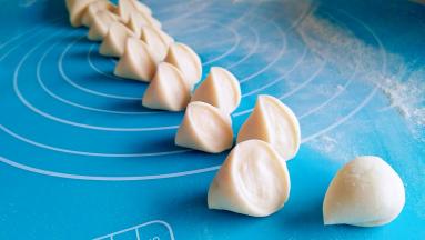 取出面团搓成条，切成等量的剂子。