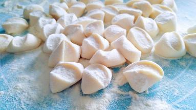 剂子撒上干粉防粘。