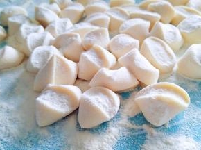 剂子撒上干粉防粘。