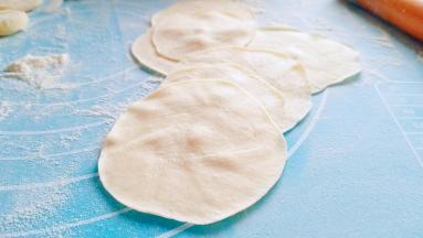 小剂子擀成较薄的饺子皮。