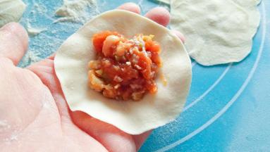 取一个饺子皮中间放馅。